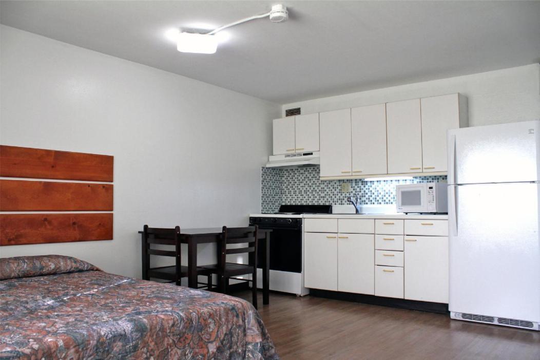 Mai'Ana Airport Plaza Aparthotel Tamuning Exteriör bild